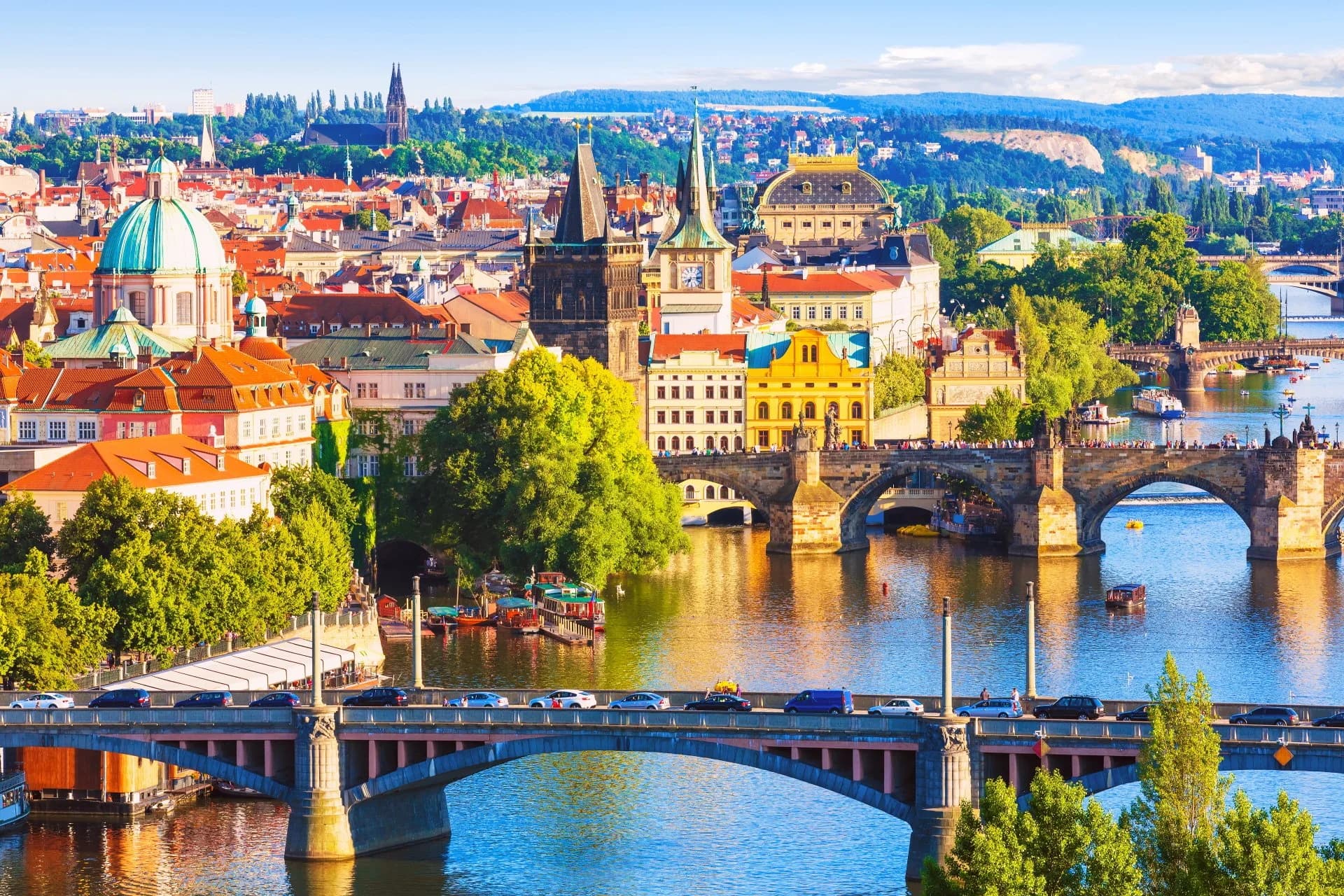 Praha při západu slunce s Karlovým mostem